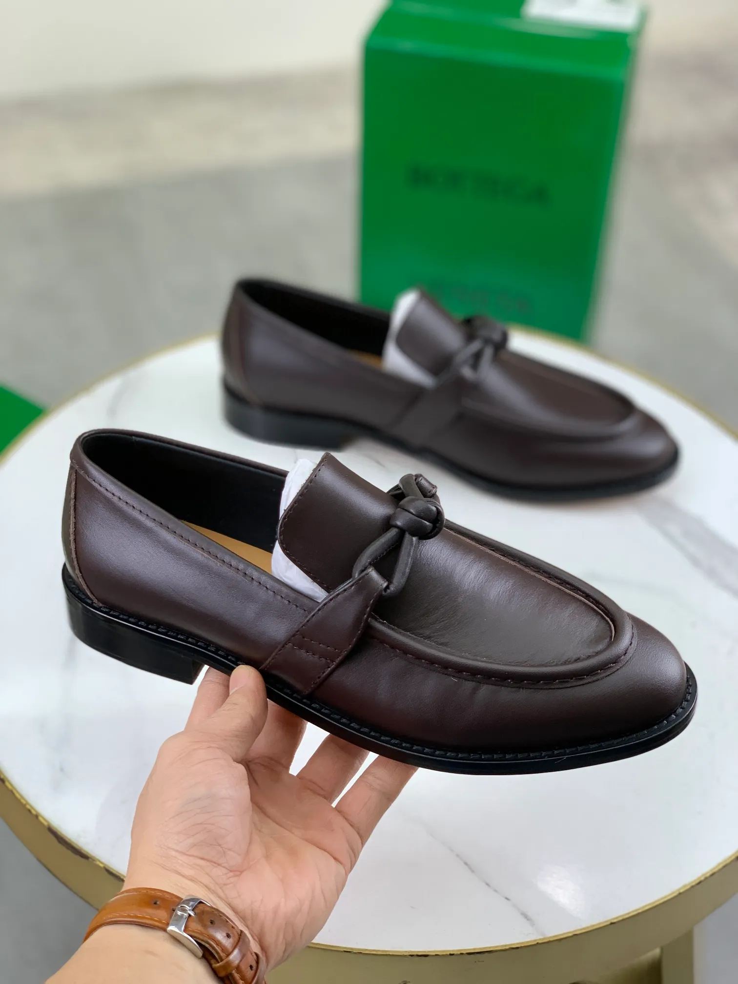 Men's shoes 💰P820 [New model] (genuine leather outsole) water-dyed cow lining 💰High-quality business couple leather shoes 💎💎💎 BOTTEGA VENETA official website synchronizes the latest top version of BV in the market, accept material comparison, shoe type comparison, process comparison, practical and textured, versatile and suitable for any occasion, the more you look at it, the more flavorful it becomes. Purely hand-knitted craftsmanship - Upper material, calfskin imported from Italy 🇮🇹 - High-quality water-dyed cowhide lining - Original private model customized leather outsole -Size: Female 35-39 (40 ordered) Male 39-44 (38 45 can be customized) Color: Multiple colors available